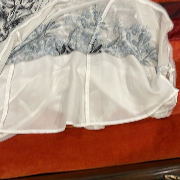 Dress kimchi blue. White with flowers medium 100 polyester good condition - Picture 6 of 8